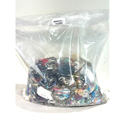 454 - 10kg UNSORTED COSTUME JEWELLERY inc. Bangles, Necklaces, Rings, Earrings.