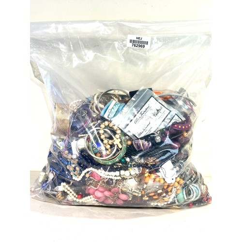 435 - 10kg UNSORTED COSTUME JEWELLERY inc. Bangles, Necklaces, Rings, Earrings.