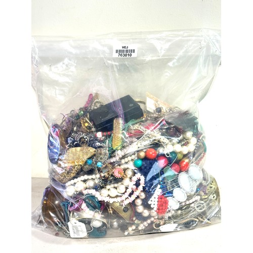 459 - 10kg UNSORTED COSTUME JEWELLERY inc. Bangles, Necklaces, Rings, Earrings.