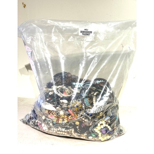 443 - 10kg UNSORTED COSTUME JEWELLERY inc. Bangles, Necklaces, Rings, Earrings.