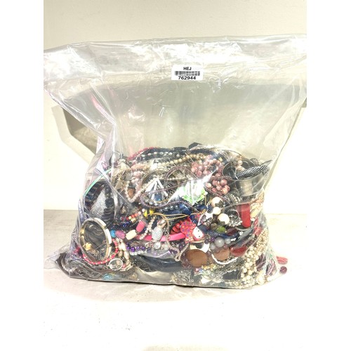 423 - 10kg UNSORTED COSTUME JEWELLERY inc. Bangles, Necklaces, Rings, Earrings.