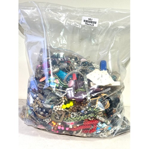 418 - 10kg UNSORTED COSTUME JEWELLERY inc. Bangles, Necklaces, Rings, Earrings.