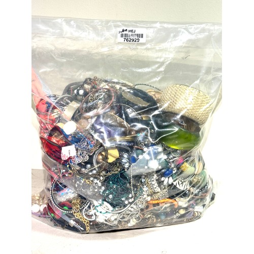 410 - 10kg UNSORTED COSTUME JEWELLERY inc. Bangles, Necklaces, Rings, Earrings.