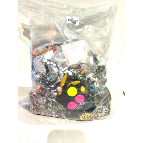 451 - 10kg UNSORTED COSTUME JEWELLERY inc. Bangles, Necklaces, Rings, Earrings.