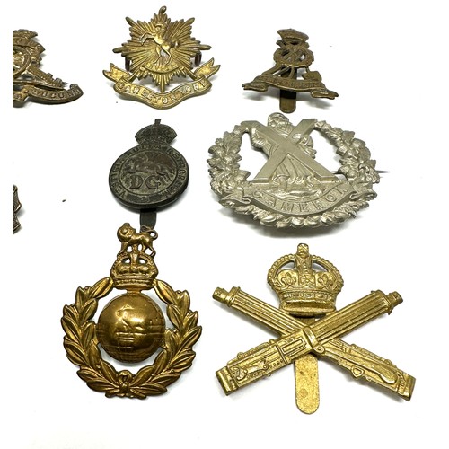 374 - 10 x Military Cap Badges Inc. Camerons - Dragoon Guards - Machine Gun Corps Etc