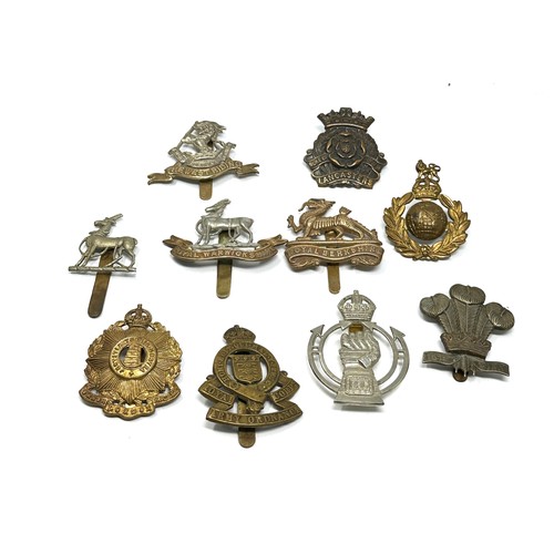 375 - 10 x Military Cap Badges Inc. Royal Berkshire - Royal Warwickshire - West Riding