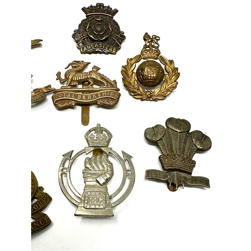 375 - 10 x Military Cap Badges Inc. Royal Berkshire - Royal Warwickshire - West Riding