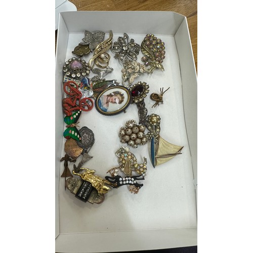 595 - Selection of vintage and later brooches includes silver owl etc