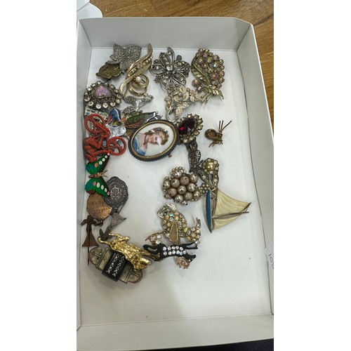 595 - Selection of vintage and later brooches includes silver owl etc