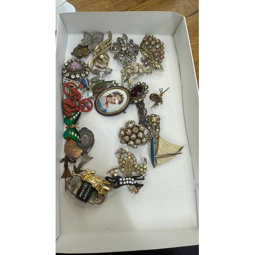 595 - Selection of vintage and later brooches includes silver owl etc