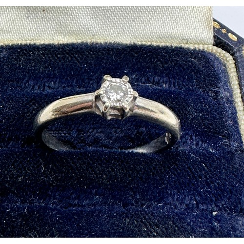 220 - 9ct white gold round brilliant cut diamond single stone ring (2.1g)