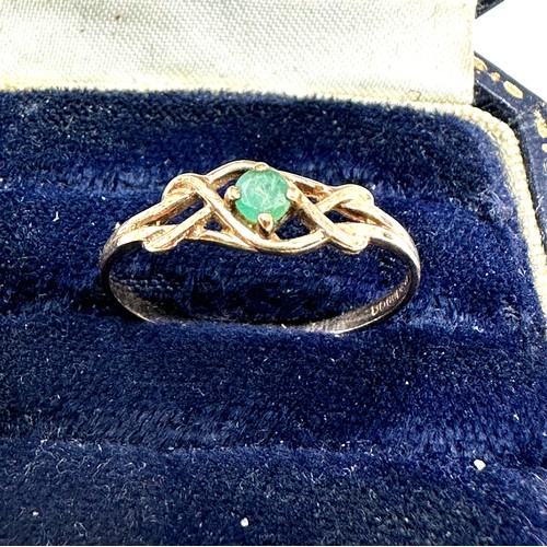 212 - 9ct gold emerald single stone ring (1g)