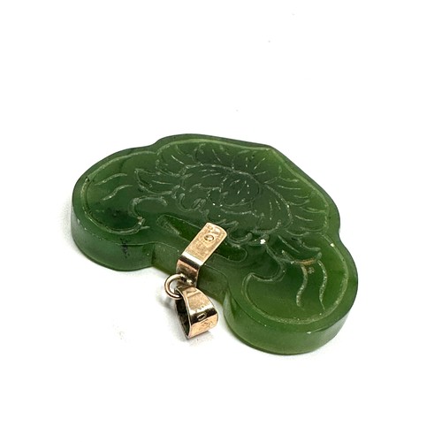 169 - 10ct gold carved nephrite oriental style pendant (9.5g)