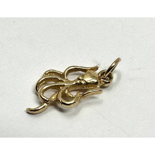 87 - 12ct gold octopus pendant (1.2g)