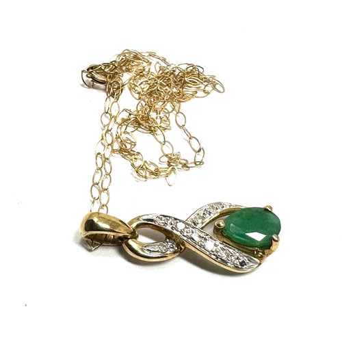 231 - 9ct gold emerald & diamond pendant & chain (1.1g)