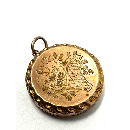 124 - 9ct gold back & front patterned locket (5g)