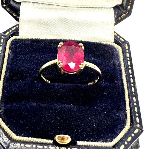 149 - 9ct gold glass-filled ruby single stone ring (2.2g)