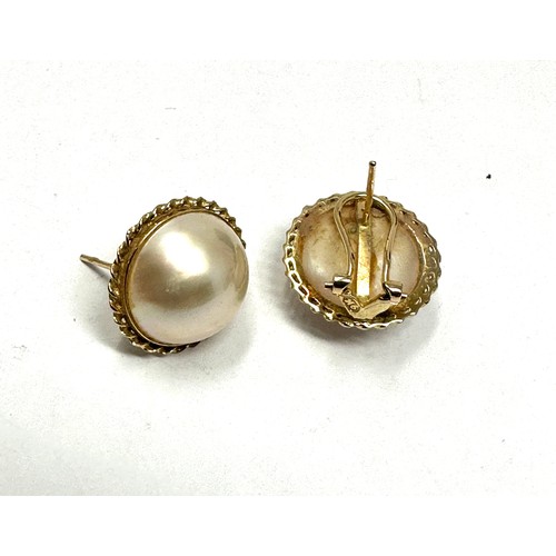 142 - 9ct gold mabe pearl stud earrings (4.4g)