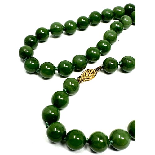 147 - 14ct gold clasp nephrite single strand necklace (44.6g)