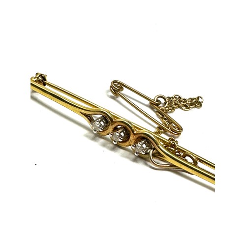 118 - 9ct gold diamond three stone bar brooch (2.1g)