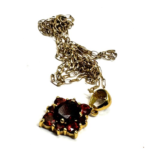 157 - 9ct gold garnet cluster pendant & chain (2.5g)