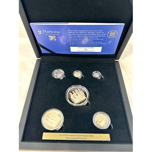 364 - Hattons of London cased 22ct, 2022 Her Majestys Graces Platinum jubilee gold definitive sovereign pr... 