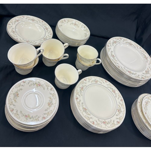 554 - Royal Doulton Diana h 5079 part dinner and tea set