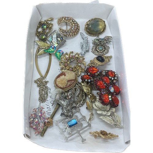 453 - Tray of vintage and later brooches includes Crystal etc