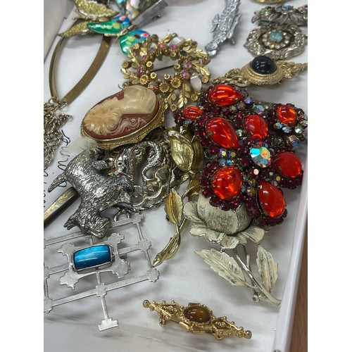 453 - Tray of vintage and later brooches includes Crystal etc