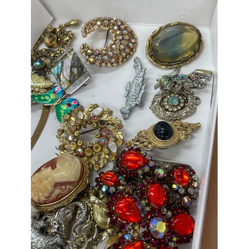 453 - Tray of vintage and later brooches includes Crystal etc