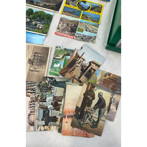 82 - Selection of vintage post cards to include post cards dating back to the 1920's