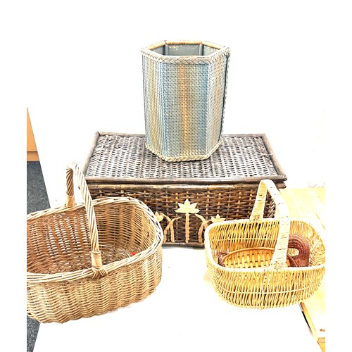 147 - Selection of assorted wicker baskets and boxes