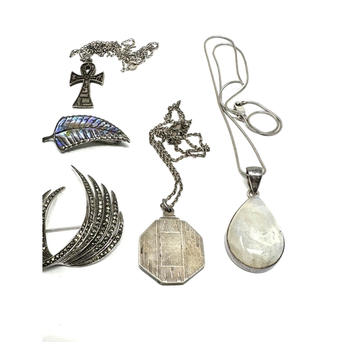 283 - Selection of vintage silver jewellery includes brooches pendant necklaces lockets etc weight 65g