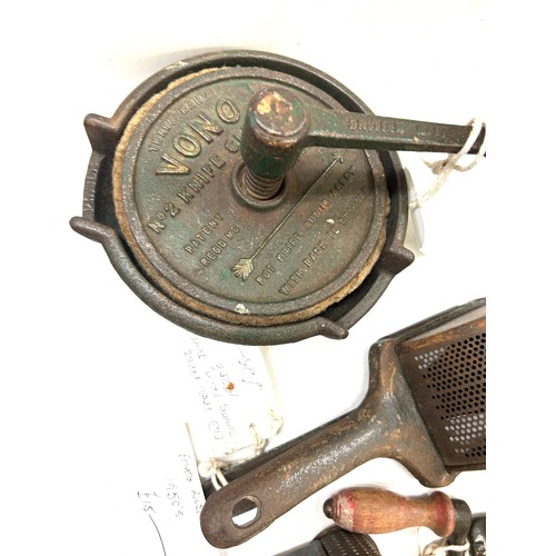 194 - Selection vintage tools to include a fruit press, knife sharpener, Potato ricer, meat grinder etc