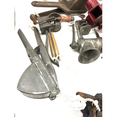 194 - Selection vintage tools to include a fruit press, knife sharpener, Potato ricer, meat grinder etc