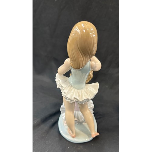 599 - 2 Lladro ballerina figures, both in good overall condition