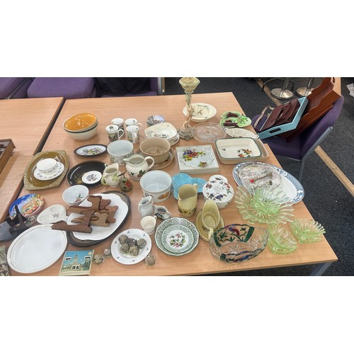 146 - Large selection of miscellaneous to include porcelain, glass etc