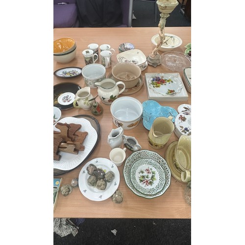 146 - Large selection of miscellaneous to include porcelain, glass etc