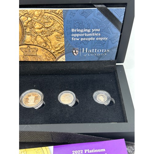 422 - Cased Hattons 2022 22 carat and platinum jubilee Monarch platinum gold prestige sovereign proof set ... 