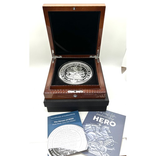 430 - Cased silver .999 Complete heros of 2020, one ( 1 ) kilo medal limited edition 42 of 100