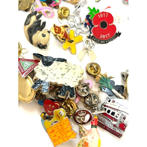 467 - Tray of vintage and later badges includes Corgi etc