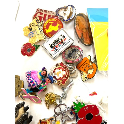 467 - Tray of vintage and later badges includes Corgi etc