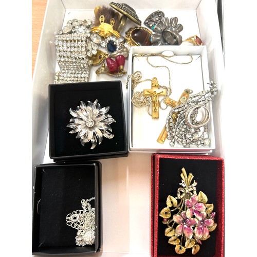 460 - Selection of assorted brooches, earrings etc