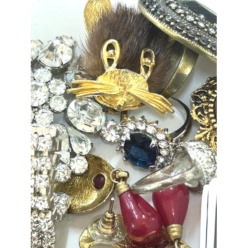 460 - Selection of assorted brooches, earrings etc