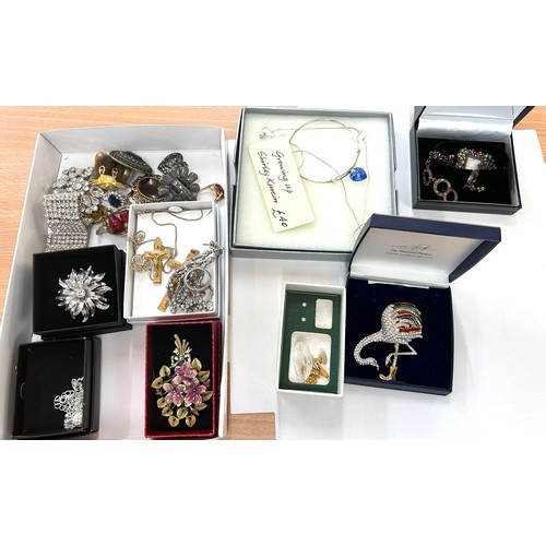 460 - Selection of assorted brooches, earrings etc