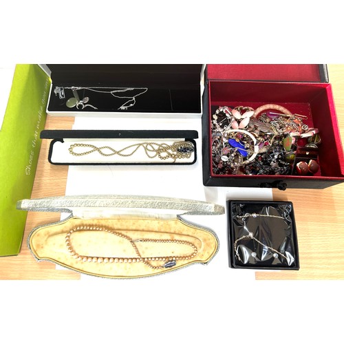 465 - Selection of assorted costume jewellery includes necklaces, earrings, pearls etc