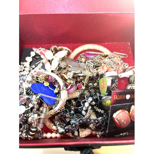 465 - Selection of assorted costume jewellery includes necklaces, earrings, pearls etc