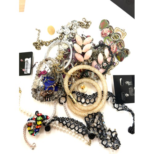 465 - Selection of assorted costume jewellery includes necklaces, earrings, pearls etc