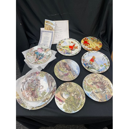 209 - Large selection of collectors plates, to include Wedgwood, Royal Worcester etc