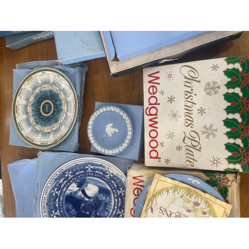 186 - Selection of assorted Wedgwood plates to include calendar, Christmas theme etc